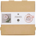 Verpackungsbox Rico Design Monstera Stickset mit Slow Evenings Logo