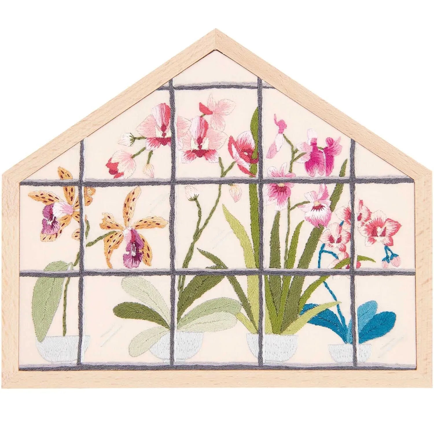 Orchideen-Stickset fertig im kleinen Holzhaus-Rahmen mit rosa und blauen Baumwollblüten