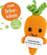 Fertiges orangefarenes Amigurumi-Karottenspielzeug mit Motivationskarte, ca. 10 cm groß