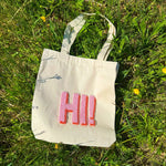 Hi! Punch-Nadel-Taschen-Set mit cremefarbener Bio-Baumwoll-Tote mit rosa gesticktem HI!-Design