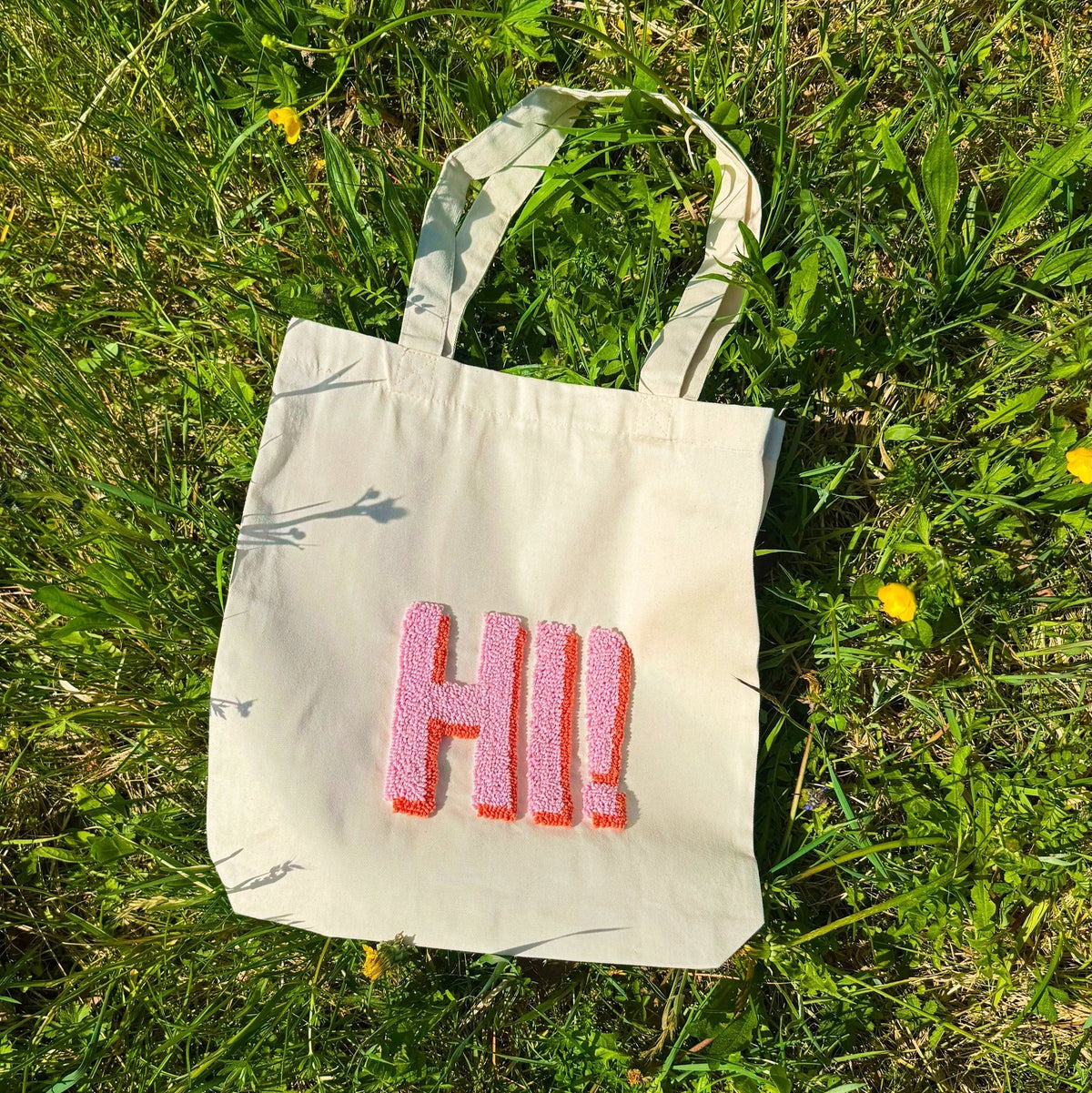 Hi! Punch-Nadel-Taschen-Set mit cremefarbener Bio-Baumwoll-Tote mit rosa gesticktem HI!-Design
