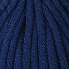 Nahaufnahme von Inkl Blue Punch Needle Tufting Garn mit eng gewickelten, strukturierten Fasern