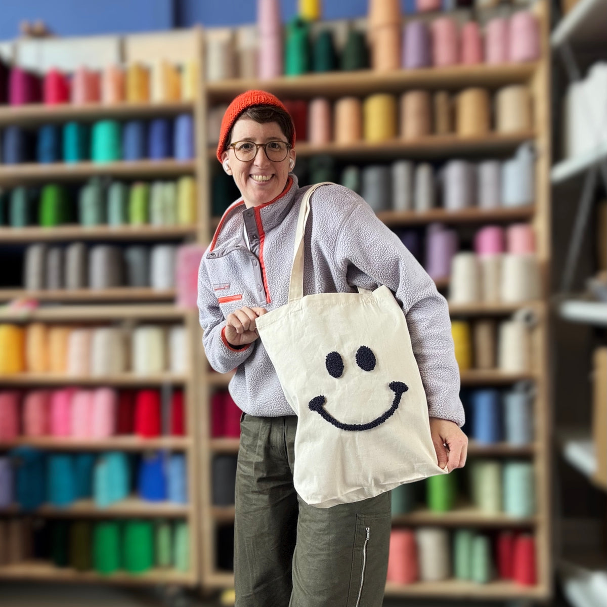 Creme Canvas-Tote-Beutel mit blauem Punch-Nadel-Smiley-Motiv für Tufting-Workshops