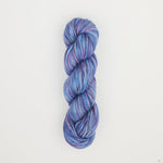 Feines Punch-Needle-Garn, Farbmuster Blue Noodle Alien mehrfarbig