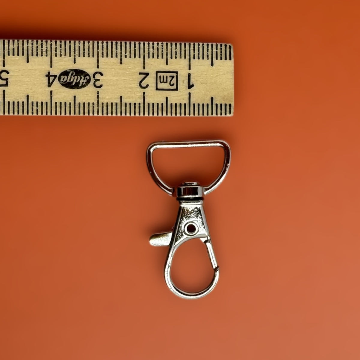 Rotating D-shape carabiner clasp detail, 4cm