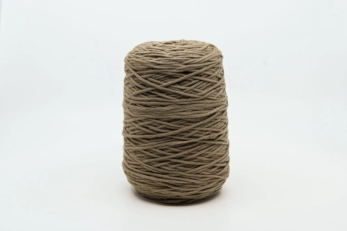 Acryl-Tuftinggarn auf Kone, 400g in Weird Brown